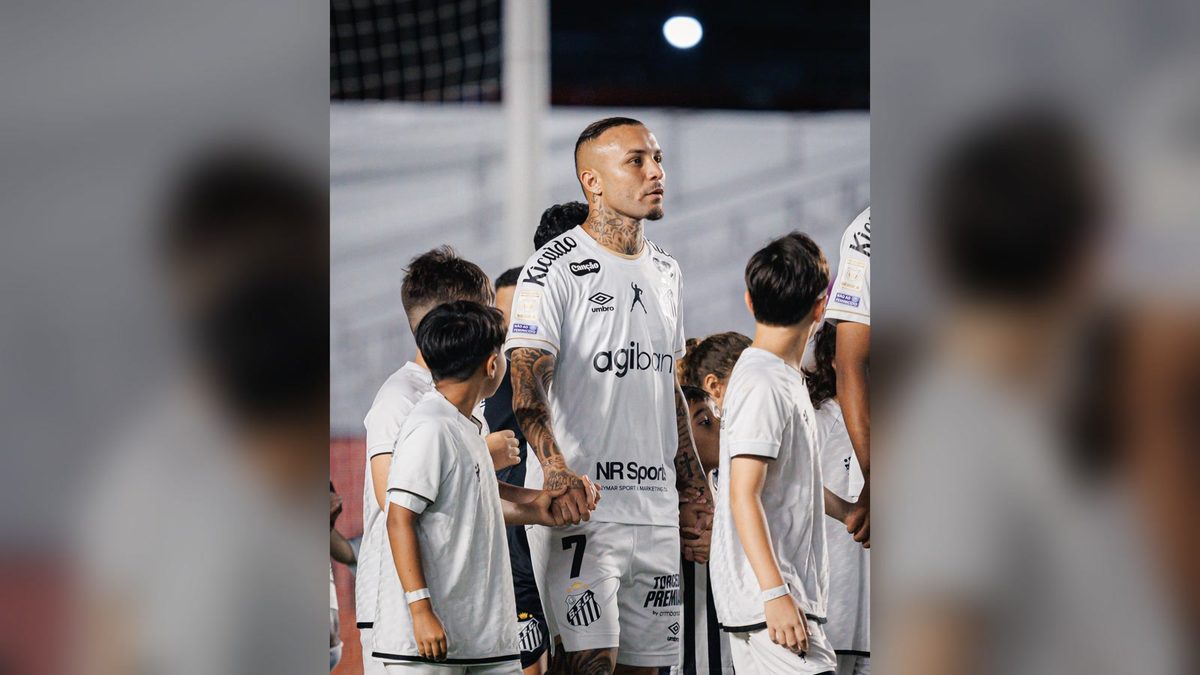 Camisa 10 do Santos leva vermelho por gesto com a mão na boca, pela Lei Vini Jr