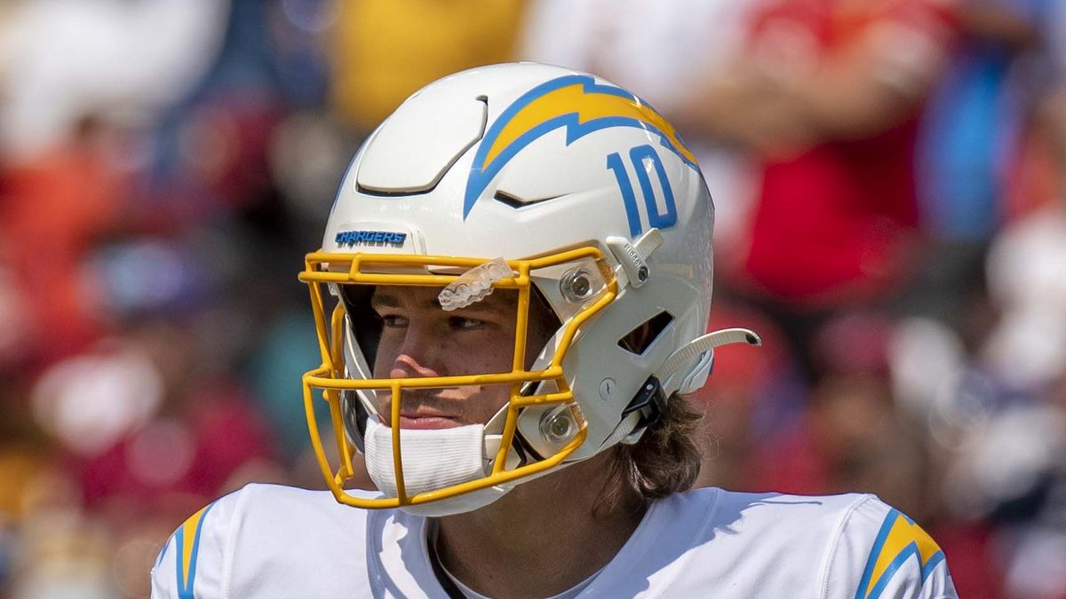 O quarterback Justin Herbert, de uniforme branco e capacete dos Los Angeles Chargers, em campo durante um jogo da NFL