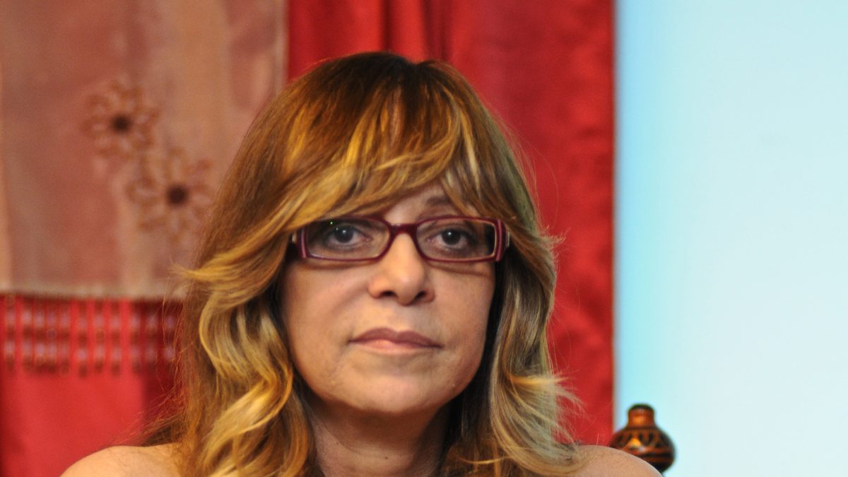 Glória Perez de óculos, olhando para a câmera, em foto de 2008