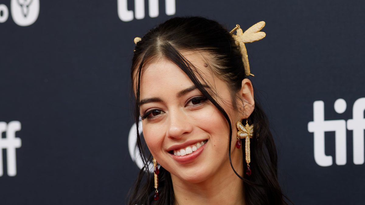 Amber Midthunder, protagonista de O Predador: A Caçada, sorri no tapete vermelho do Festival de Toronto, em setembro de 2024