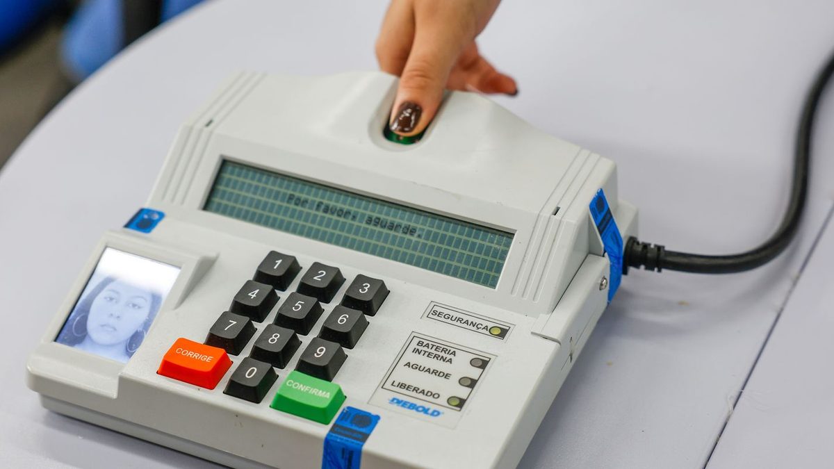 Eleitores votam em seções eleitorais na UERJ, no campus Maracanã, no Rio de Janeiro, em 4 de outubro