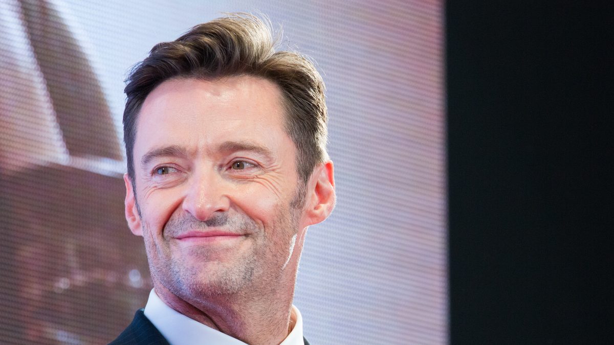 O ator Hugh Jackman, que vive P.T. Barnum em O Rei do Show, de terno e gravata na pré-estreia de Logan em Tóquio, em 2017