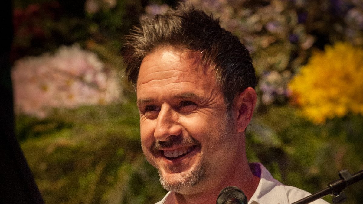 O ator David Arquette sorri durante evento da Disney em 2014