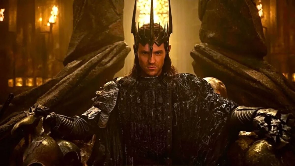 Sauron coroado no trono em cena de Os Anéis do Poder, série do Prime Video