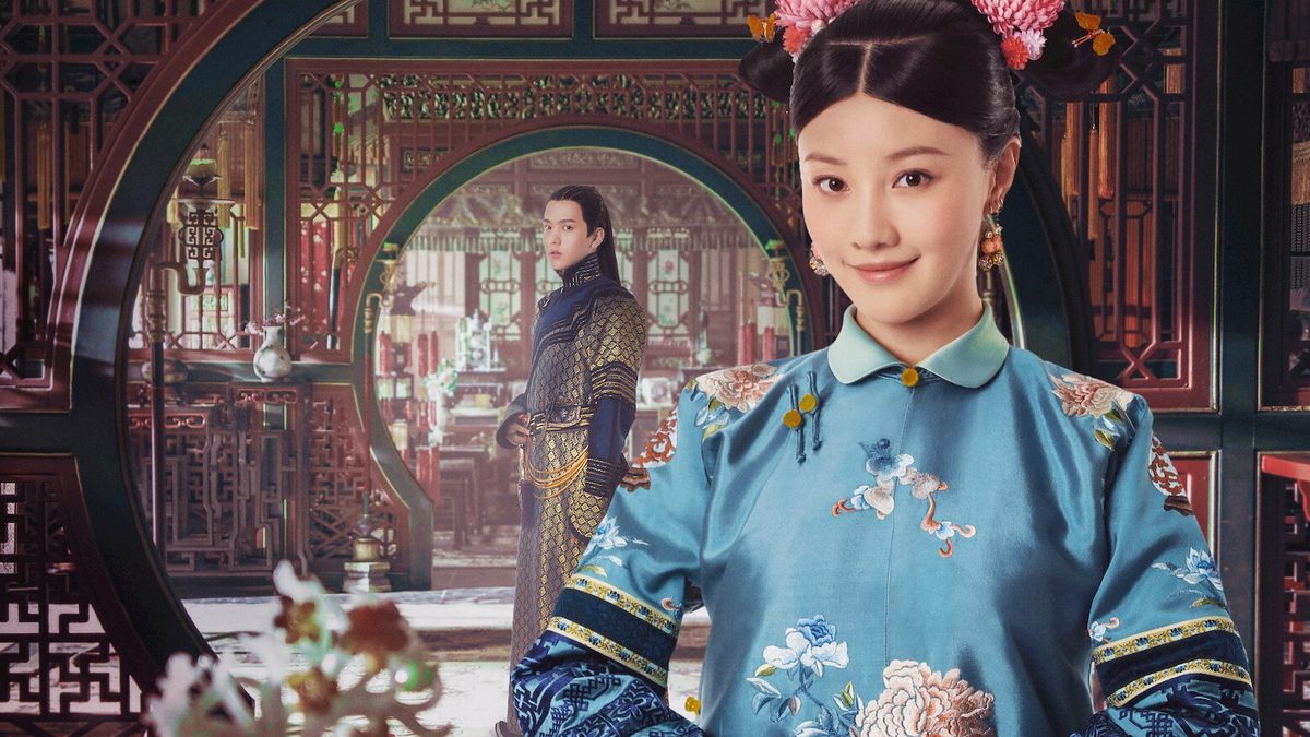 Cena promocional de Palácio Yanxi: As Aventuras da Princesa, com a protagonista em traje azul bordado diante de um salão do palácio, e um homem ao fundo