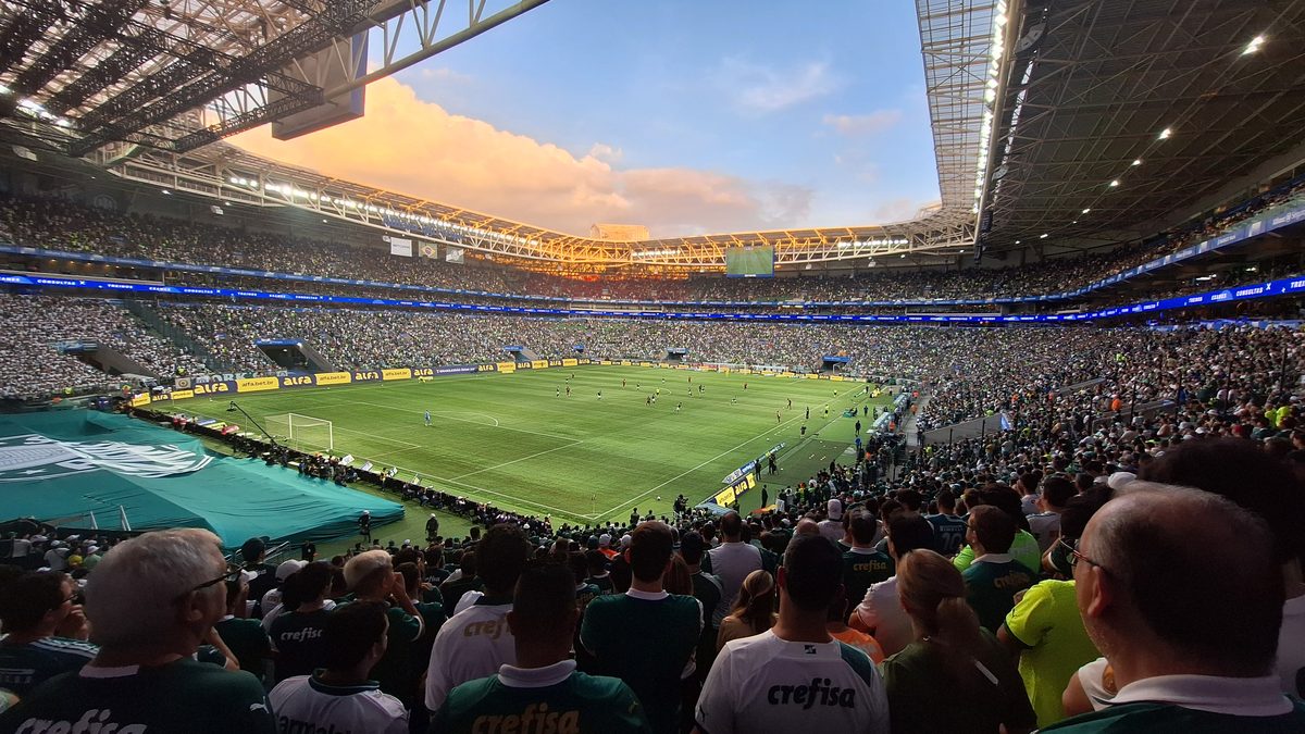 Estádio do Palmeiras lotado ao entardecer durante o jogo contra o Flamengo, em maio de 2025