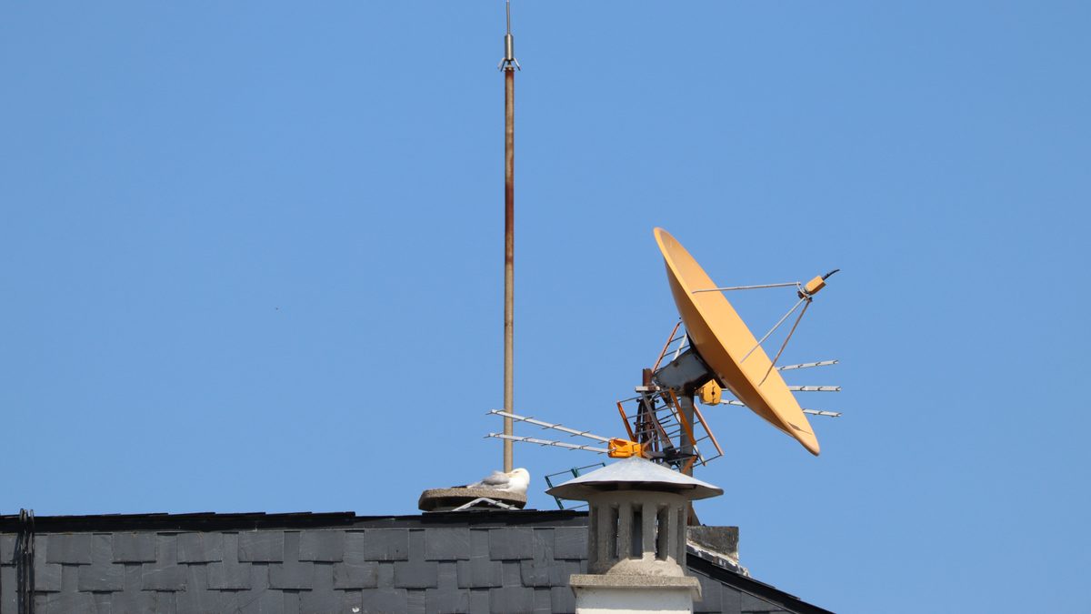 Antena parabólica de recepção de TV via satélite