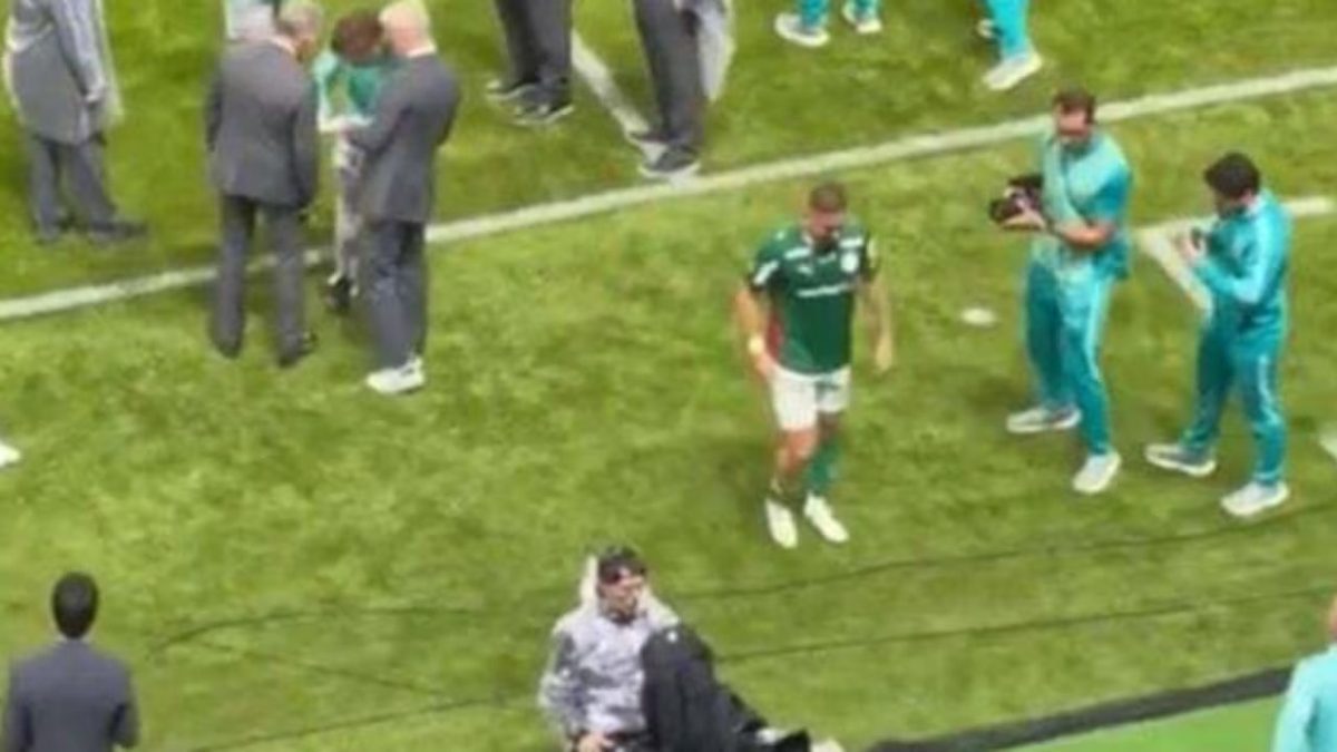 Paulinho do Palmeiras sai chorando do campo e não festeja; lesão não está confirmada