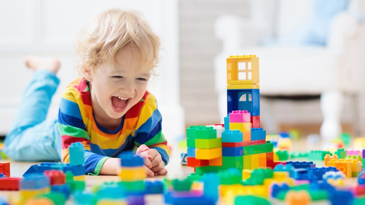 Brinquedo que responde com carinho e guarda o que a criança gosta acende alerta de pediatras