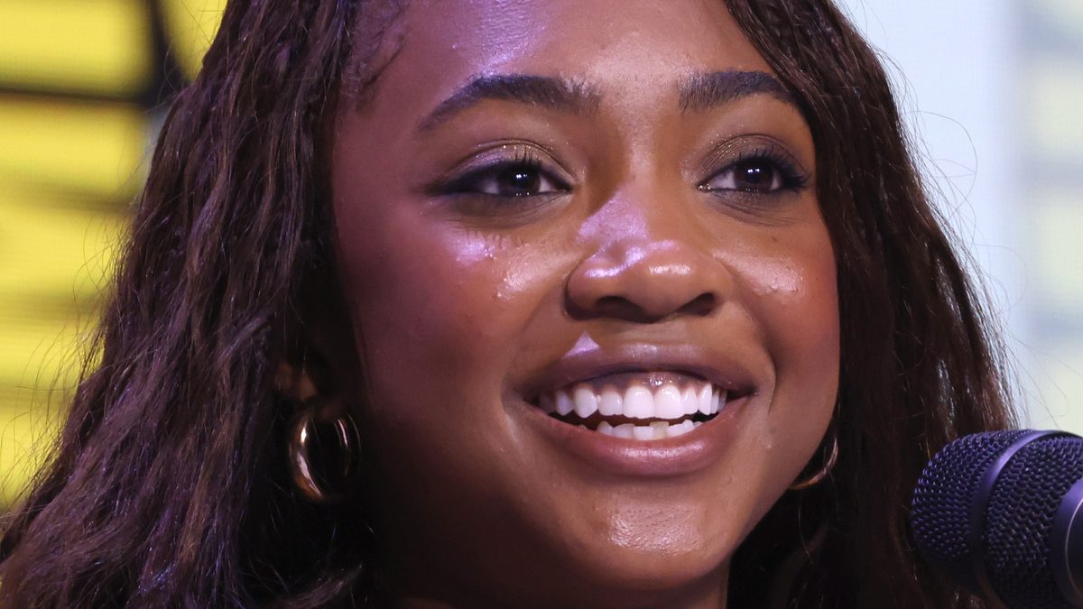A atriz Leah Sava Jeffries, a Annabeth de Percy Jackson e os Olimpianos, sorri em painel da San Diego Comic-Con, nos Estados Unidos, em 24 de julho de 2025