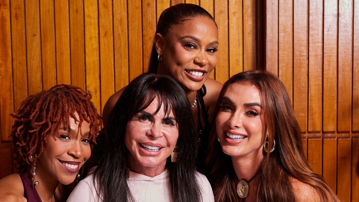 Karol Conká, Gretchen, MC Rebecca e Nicole Bahls sorriem juntas num sofá, na campanha de lançamento da 2ª temporada de Poderosas do Cerrado