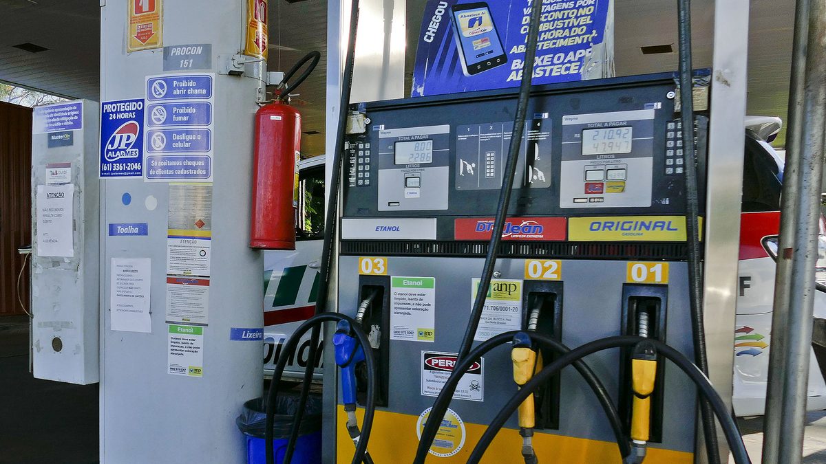 Por que o preço da gasolina subiu e o que muda no seu bolso ao abastecer