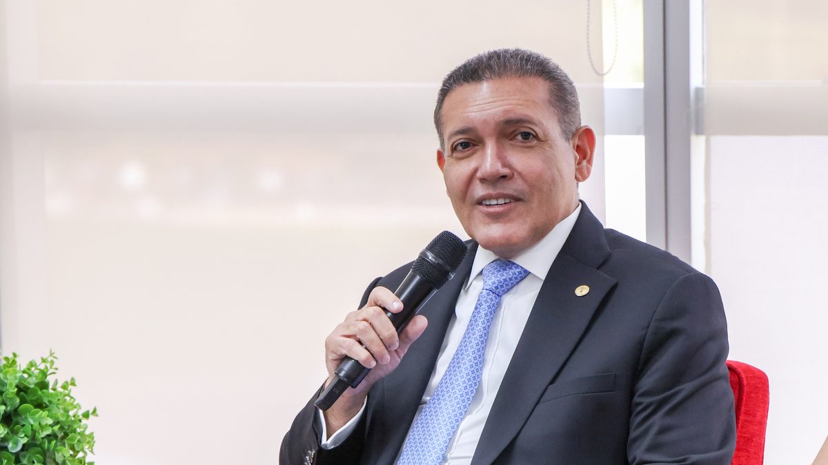O presidente do TSE, ministro Kassio Nunes Marques, de terno escuro e gravata azul, fala ao microfone durante encontro com criadores de conteúdo no tribunal, em 25 de agosto de 2026