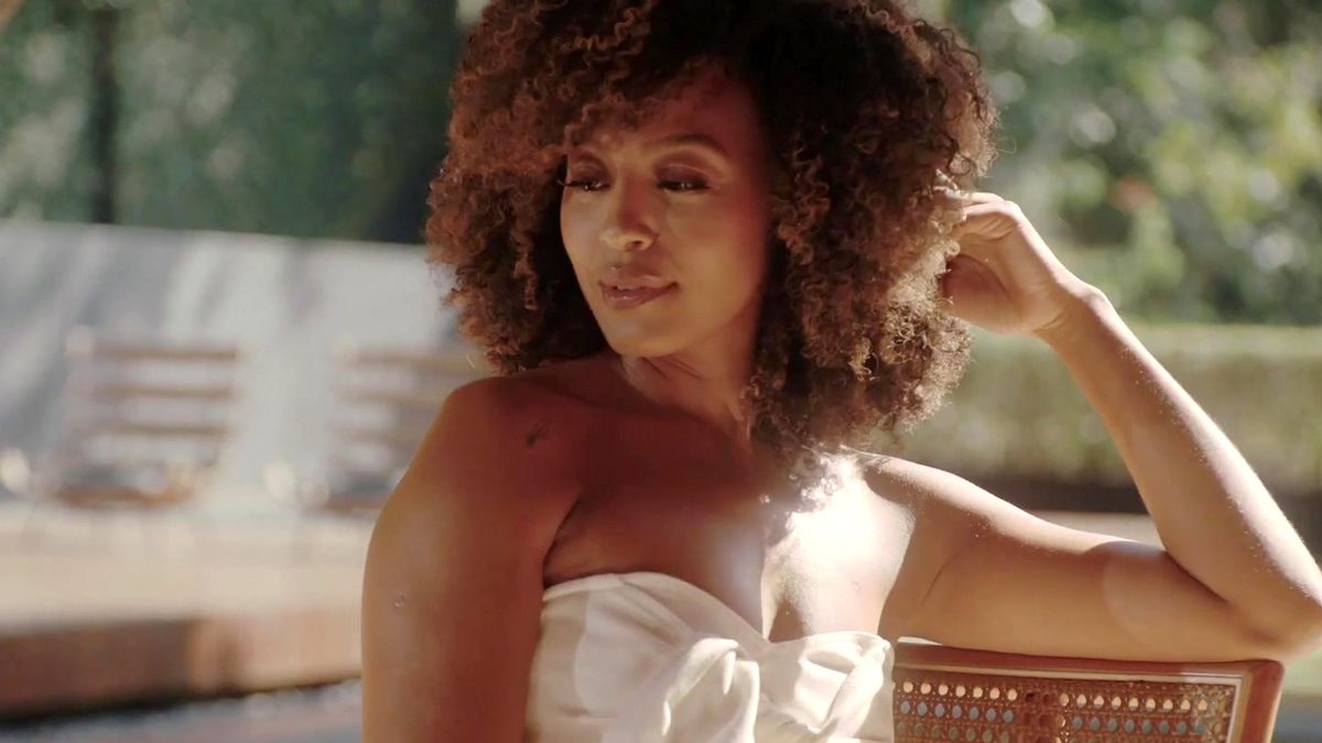 A atriz Sheron Menezzes, a Bela de Por Você, sorri de cabelo solto em vídeo de campanha de moda de 2021