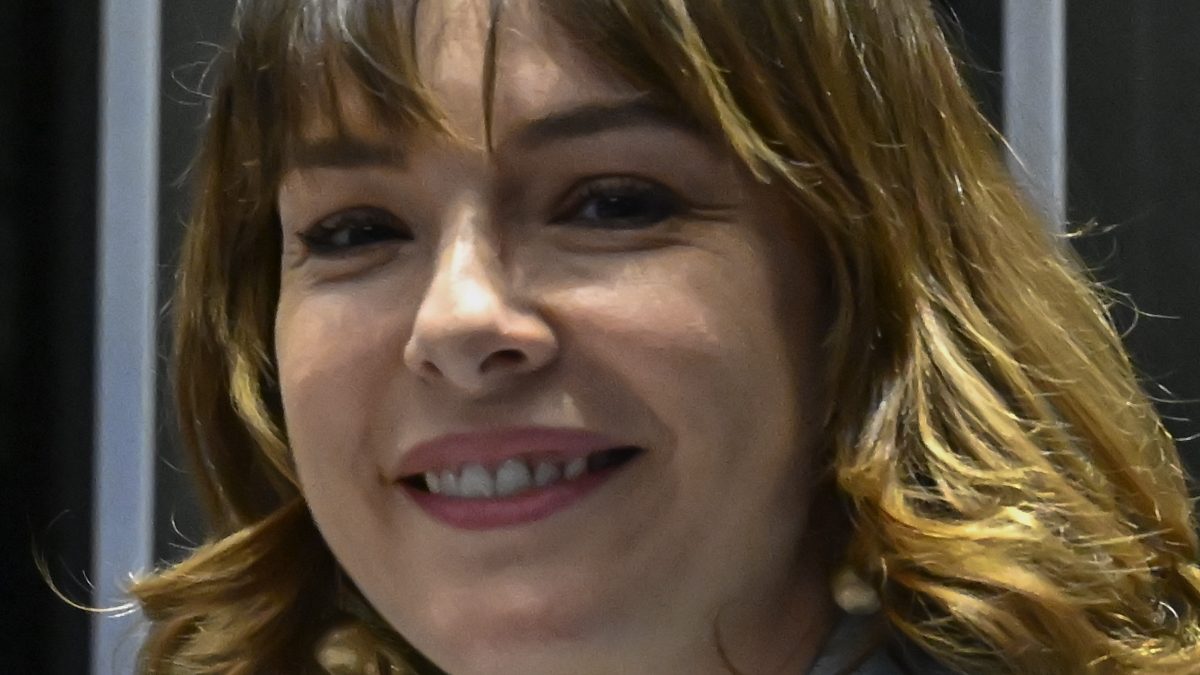 A atriz Regiane Alves, que faz Margô em Por Você, sorri em sessão especial no plenário do Senado, em agosto de 2025