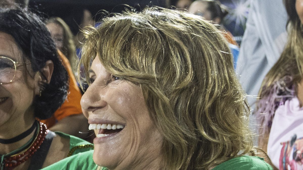 A atriz Renata Sorrah, a Pérola de Por Você, sorri de camiseta verde no Desfile das Campeãs do carnaval do Rio, em fevereiro de 2026