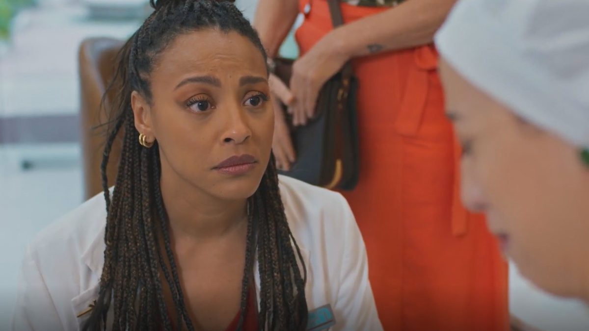 A médica Bela, de tranças e jaleco branco, com expressão preocupada no hospital, em foto de divulgação de Por Você