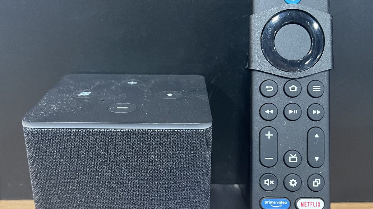 Aparelho Amazon Fire TV Cube ao lado do controle remoto com comando de voz