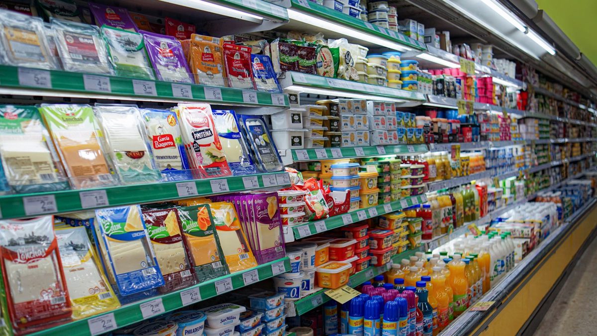 Produto vencido achado antes do caixa pode ser trocado em lojas da campanha do Procon-SP