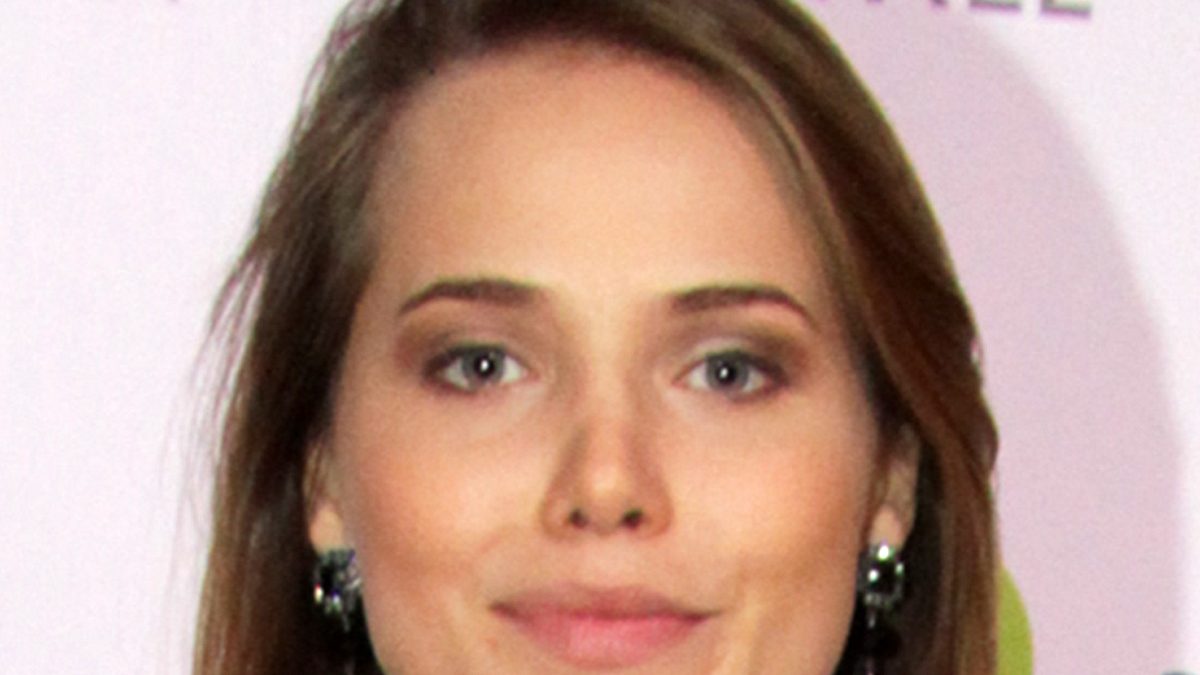 A atriz Letícia Colin, a Adriana de Quem Ama Cuida, sorri no Prêmio da Música Brasileira de 2015, no Rio
