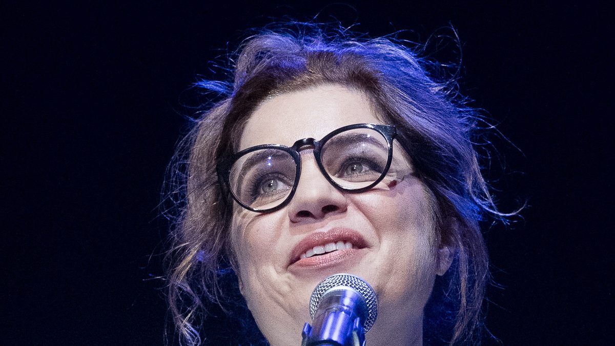 A atriz Isabel Teixeira, a Pilar de Quem Ama Cuida, discursa no palco do Prêmio APCA em São Paulo