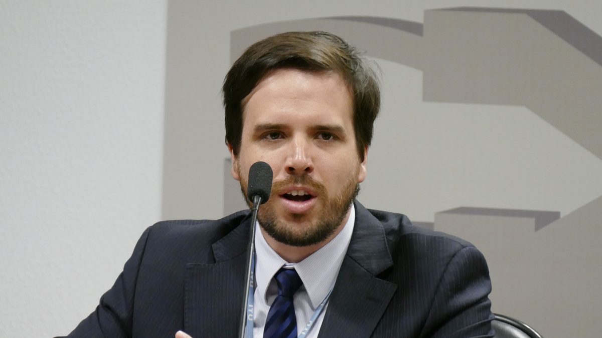 Carlos Manuel Baigorri, então superintendente da Anatel, fala em audiência do Conselho de Comunicação Social do Congresso, em abril de 2017