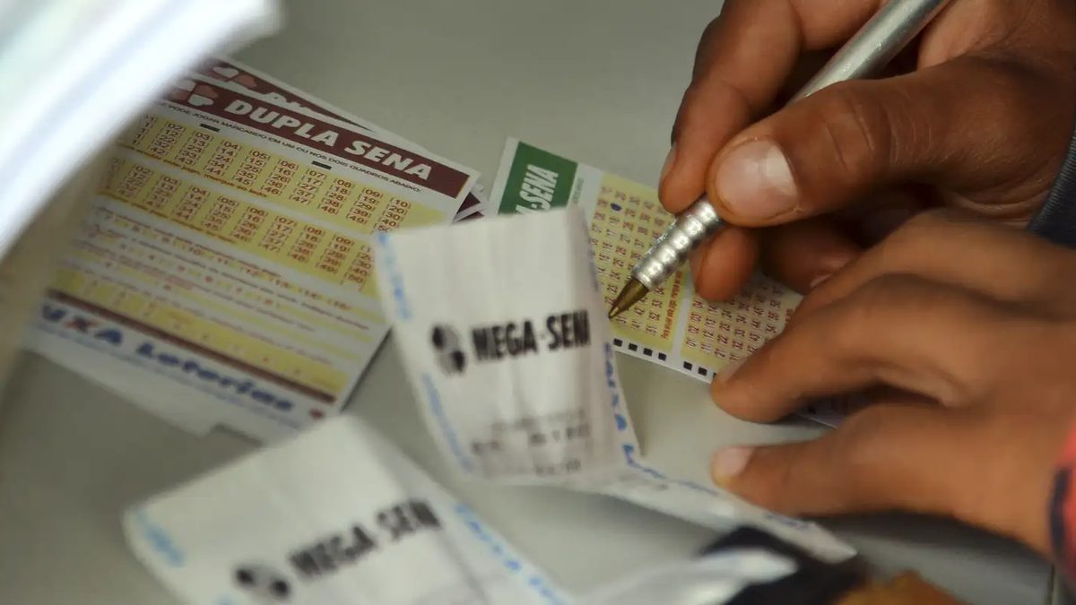 Apostadores em fila em casa lotérica para fazer apostas