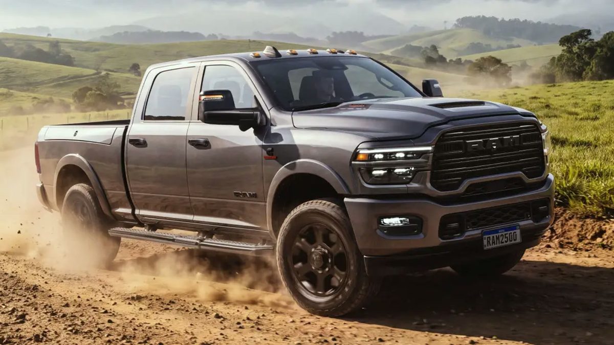 Ram 2500 cobra R$ 7 mil a mais por acabamento preto, mas mantém os equipamentos