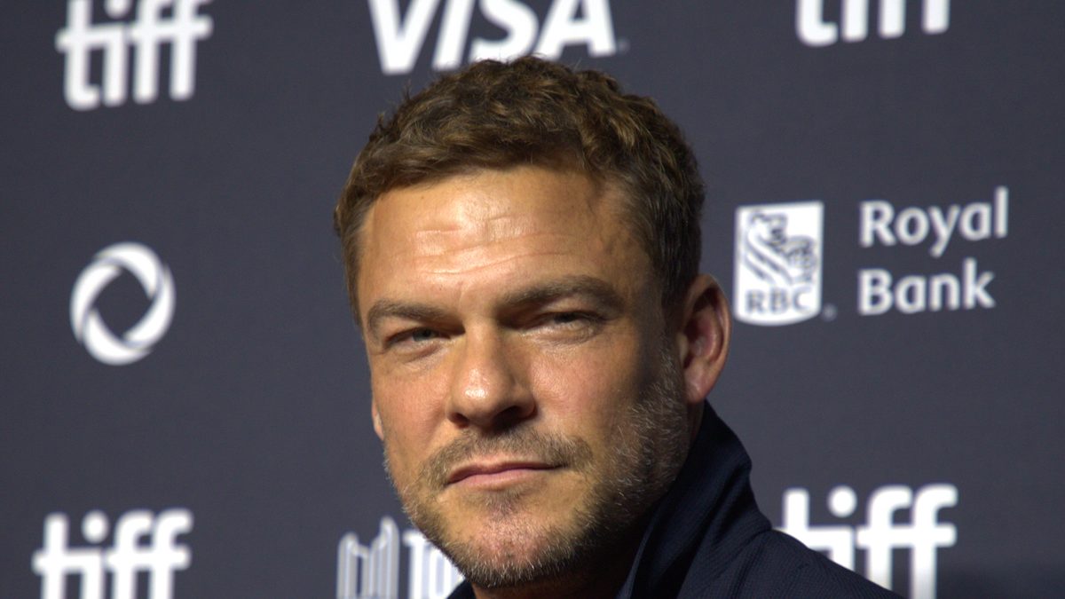 Alan Ritchson, o Jack Reacher da série do Prime Video, no tapete vermelho do Festival de Toronto em setembro de 2025