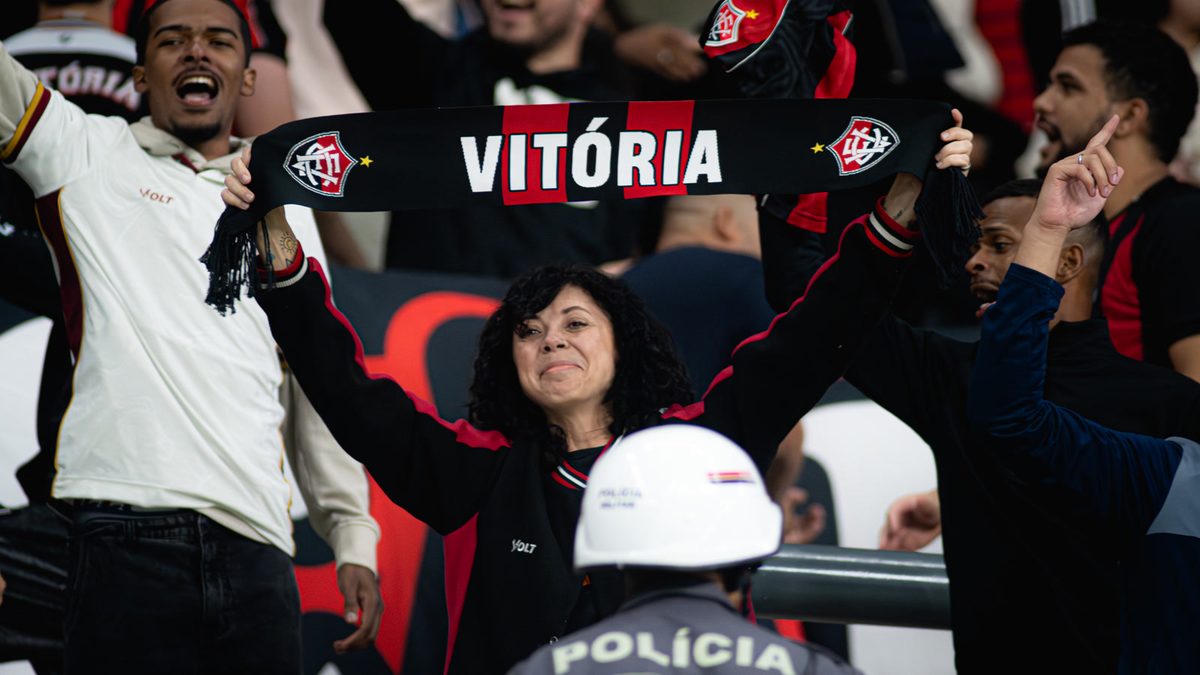 Centroavante do Vitória volta a marcar após três meses e salva o time no Barradão