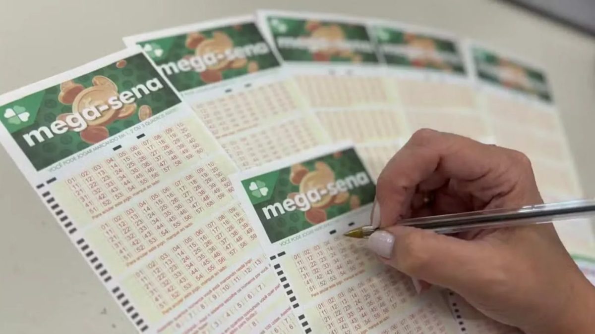 Mega-Sena acumula de novo e o prêmio vai a R$ 305 milhões para quem apostar até terça