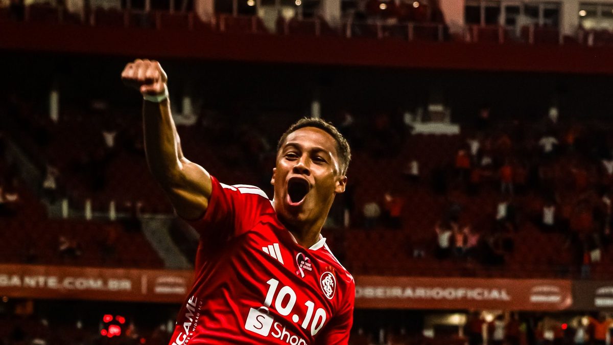 Vitinho, do Internacional, comemora com o punho cerrado o gol contra o Corinthians no Beira-Rio, ao lado da bandeirinha de escanteio