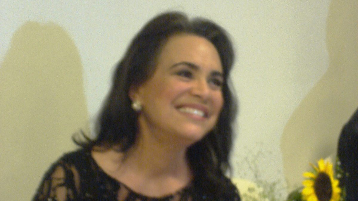 A atriz Regina Duarte sorrindo, de lado, em evento de 2010