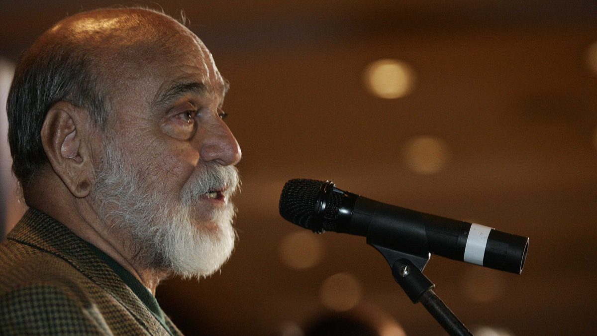 O ator Lima Duarte, o Sinhozinho Malta de Roque Santeiro, fala ao microfone no Festival Internacional de Cinema de Viña del Mar, no Chile, em 2009