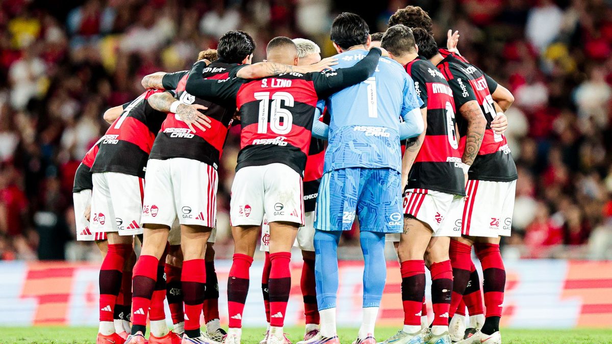 Jogadores do Flamengo abraçados em roda, de costas, antes de Flamengo x Mirassol, no Maracanã, em 2 de setembro de 2026