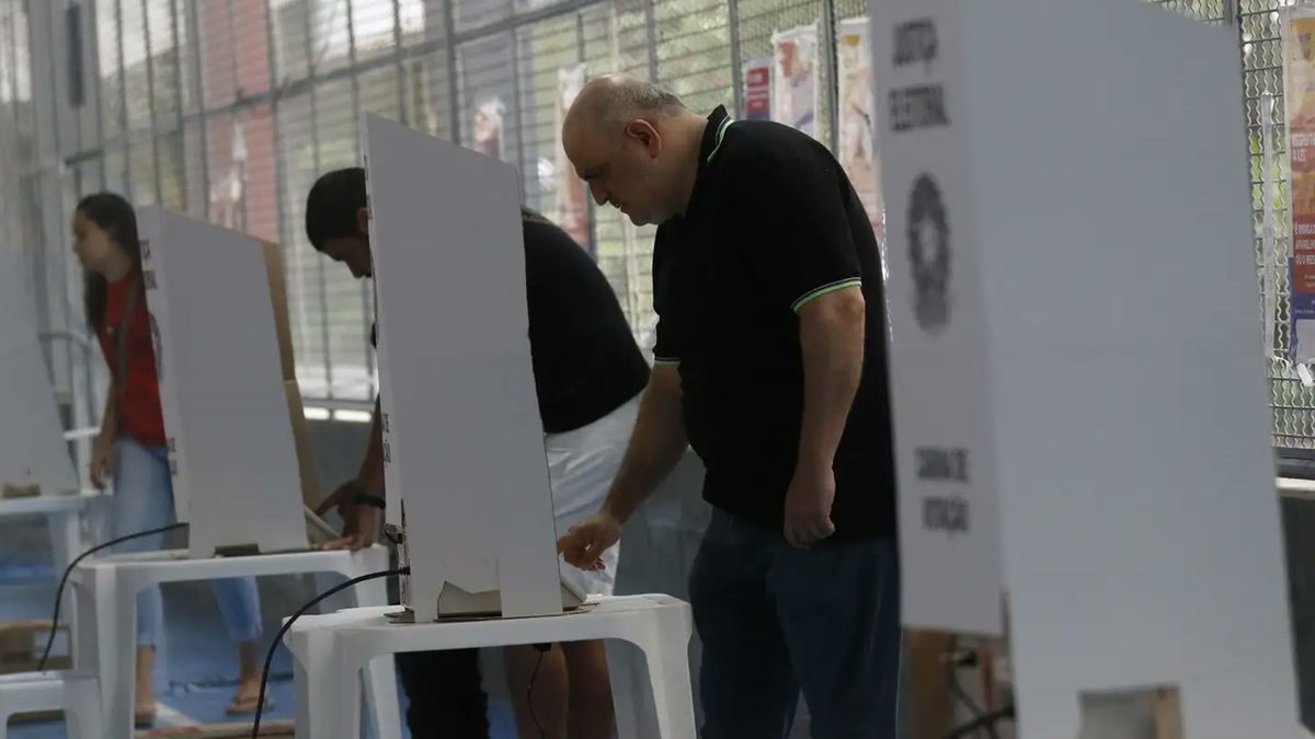 Segundo turno encerra a votação às 17h, mas quem está na fila ainda pode votar