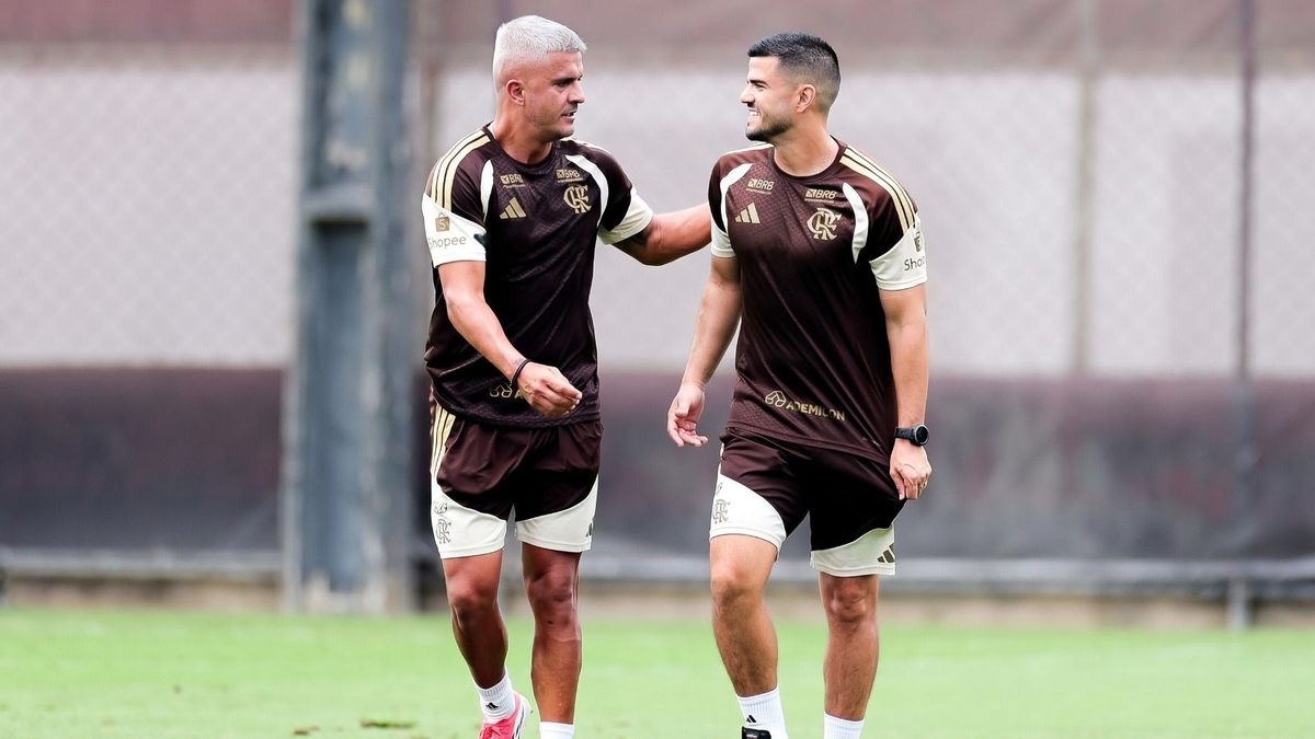 Dois integrantes do Flamengo conversam durante treino na semana do jogo contra o Santos