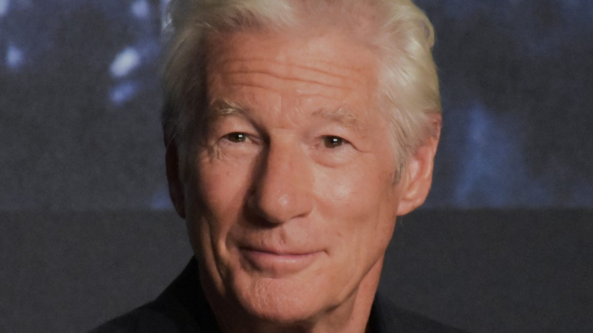 O ator Richard Gere, protagonista de Sempre ao Seu Lado, sorri em entrevista coletiva no Festival de Cannes de 2024