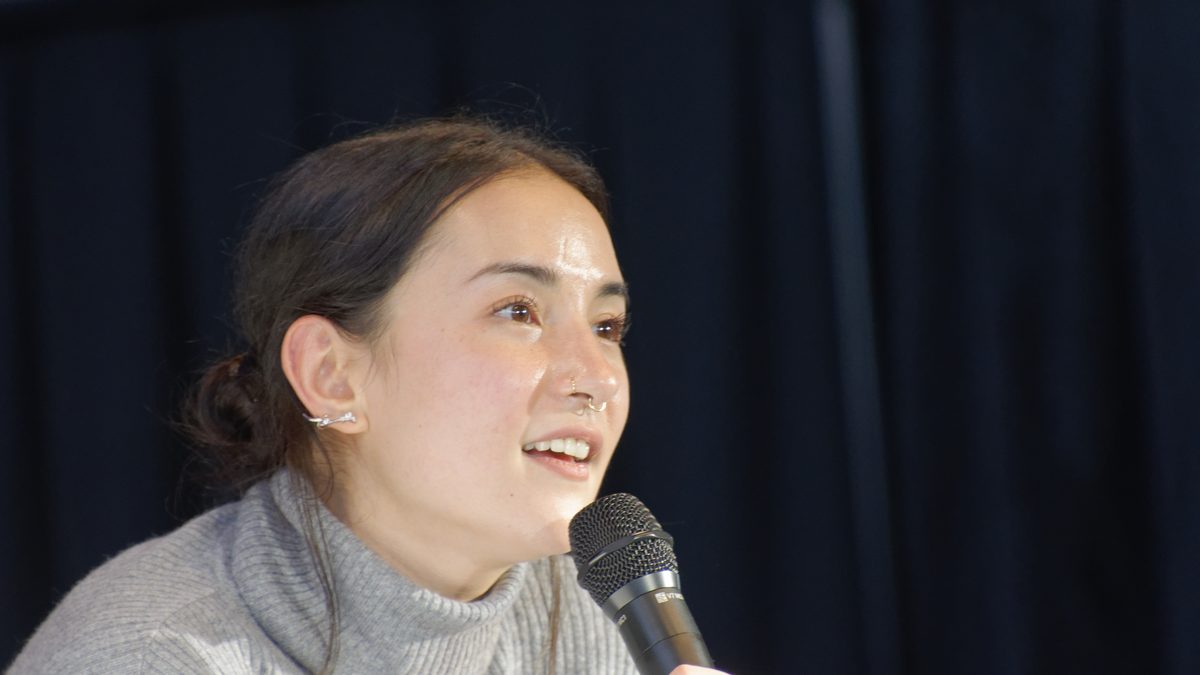 A atriz Jessie Mei Li, a Alina de Sombra e Ossos, fala ao microfone na Comic Con Germany de 2021, em Stuttgart