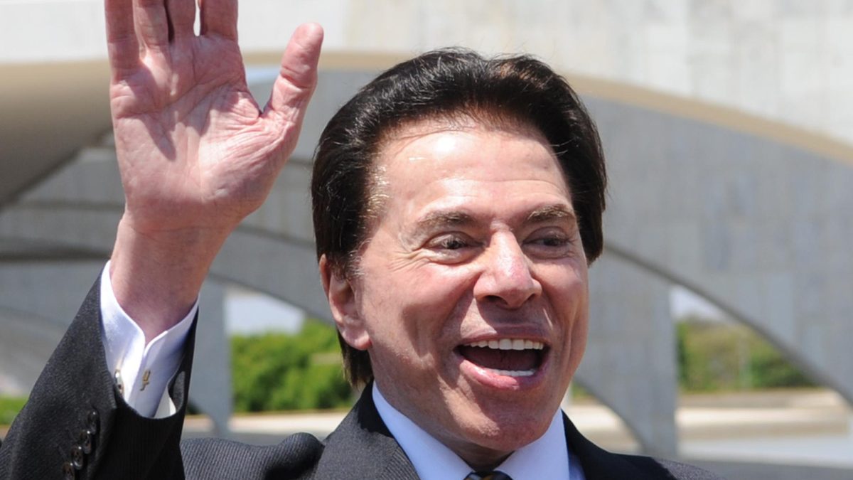 Silvio Santos acena sorrindo em frente ao Palácio do Planalto, em Brasília, em 22 de setembro de 2010