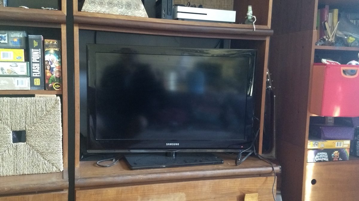 Televisão de tela plana em uma estante de sala de estar