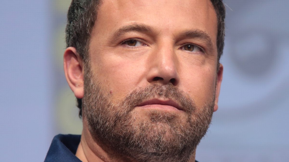 Close do rosto do ator e diretor Ben Affleck, de barba e jaqueta azul, em painel da Comic-Con de San Diego, em 2017