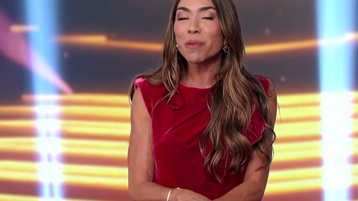 Sofia pede ajuda sobre futebol no Show do Milhão Kids, mas segue a resposta errada enquanto uma das universitárias havia mencionado a alternativa correta