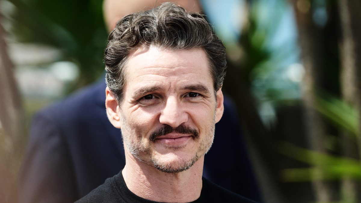 O ator Pedro Pascal, o Joel de The Last of Us, sorri no Festival de Cannes de 2025