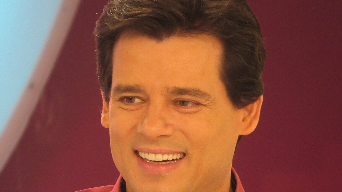 O apresentador Celso Portiolli, do SBT, segura microfone e cartão no palco do Domingo Legal, em 2 de novembro de 2014
