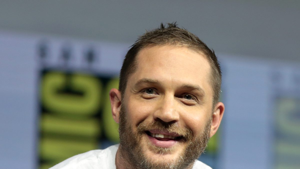 O ator Tom Hardy, o Harry Da Souza de Terra da Máfia, sorri em painel na Comic-Con de San Diego, em 2018