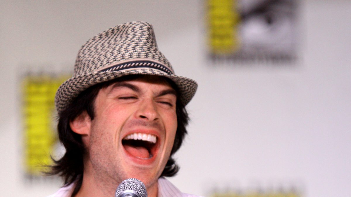 O ator Ian Somerhalder, o Damon de The Vampire Diaries, ri em painel na Comic-Con de San Diego, em 2011