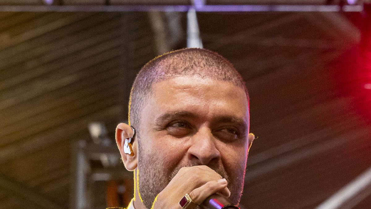 Diogo Nogueira canta no palco principal da Virada SP em Campinas, em agosto de 2022