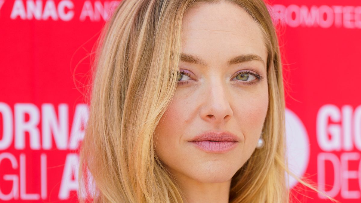 A atriz Amanda Seyfried, de cabelo loiro solto, no Festival de Veneza de 2026