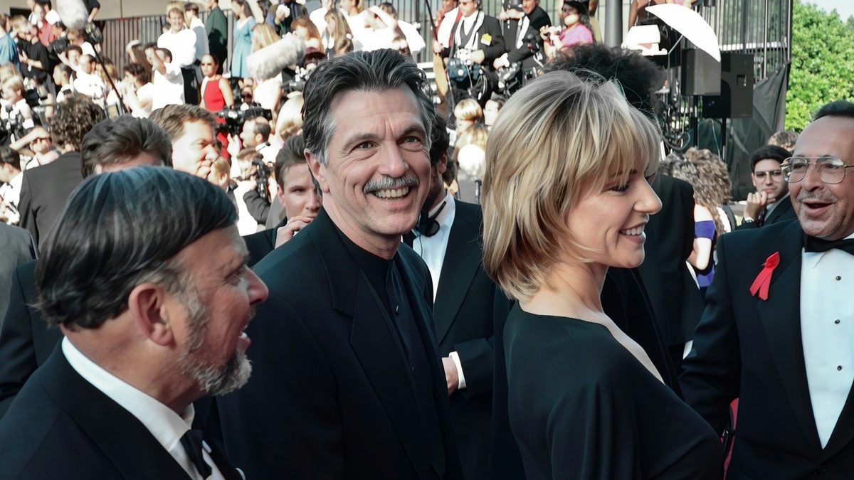 Tom Skerritt sorri na chegada ao tapete vermelho do Emmy, em 1994